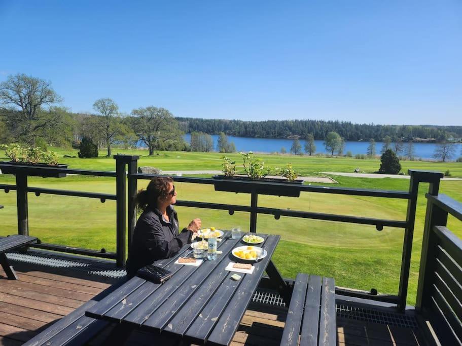 Nyrenoverat Strandnaera Med Fantastisk Utsikt Rimbo ภายนอก รูปภาพ